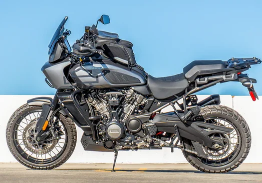 viking-seeker-motorcycle-tank-bag-for-harley-davidson-pan-america-lifestyle_1